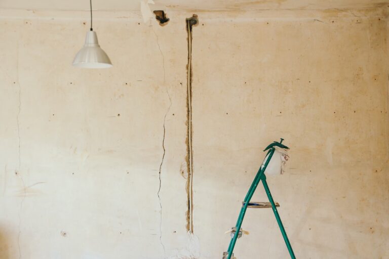 Complete Guide on How to Repair Stress Cracks in Walls and Ceilings