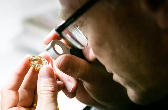 Maximizing the Value of Your Gold: 4 Tips for Selling Your Gold Jewelry 