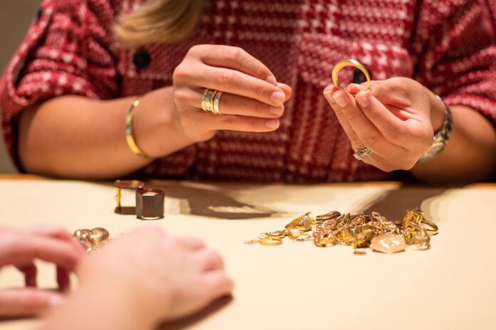 Maximizing the Value of Your Gold: 4 Tips for Selling Your Gold Jewelry 