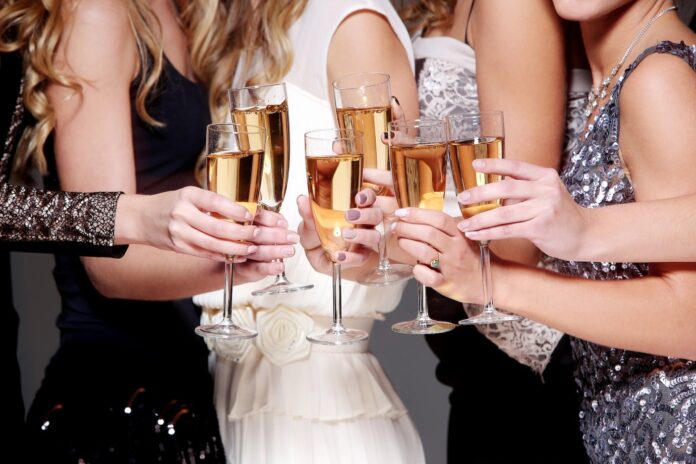 girls drink champaign