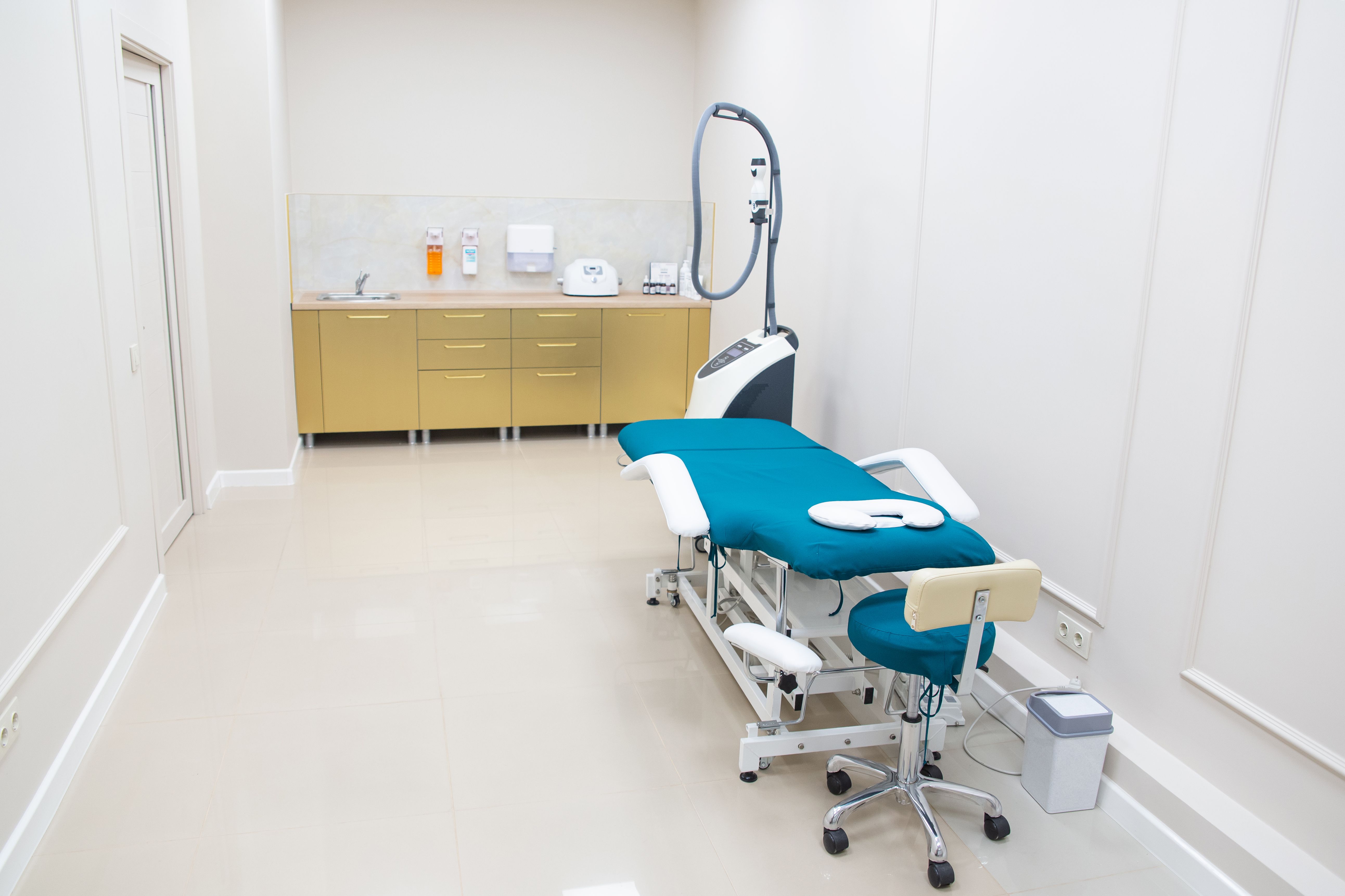 Clean, modern medical examination room equipped for an elective procedure